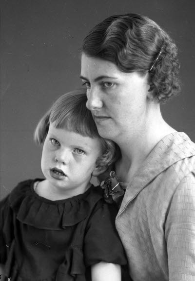 Porträtt av en dam och ett barn; flicka. Ateljefoto.