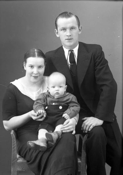 Porträtt av en herre, en dam och ett barn. Ateljefoto.