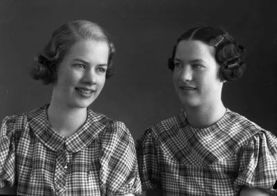 Porträtt av två damer. Ateljefoto.