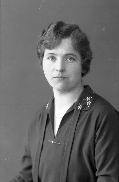 Porträtt av en dam. Ateljefoto.