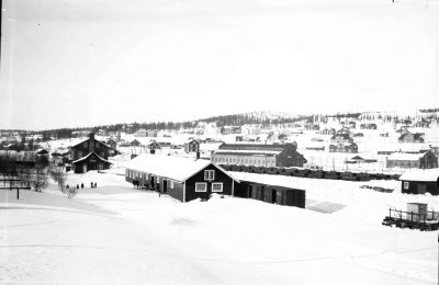 Järnvägsområdet. Godsmagasinet. Lokstall; i bakgrunden Hermelin.