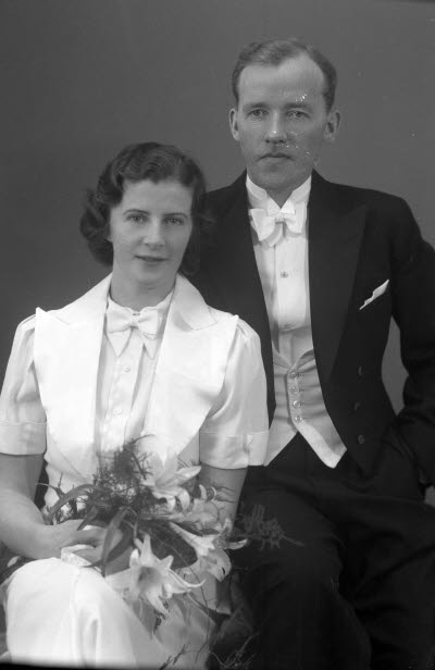 Porträtt av ett brudpar. Ateljefoto.