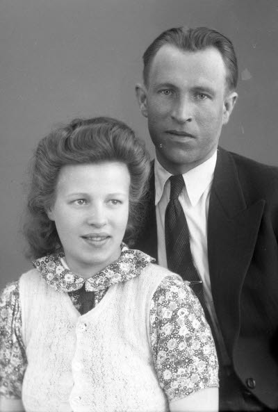 Porrträtt av ettt par; en herre och en dam. Ateljefoto