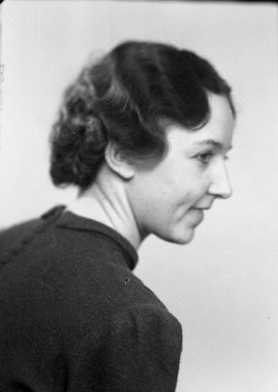 Porträtt av en dam. Ateljefoto.