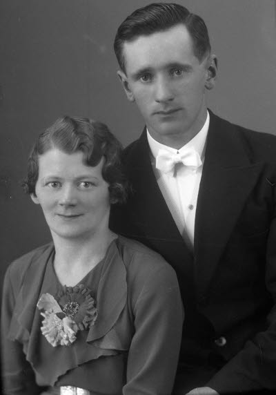 Porträtt av ett par; en herre och en dam. Ateljefoto.