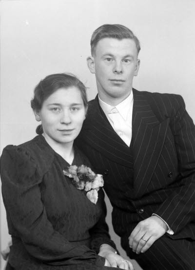 Porträtt av ett brudpar. Ateljefoto.