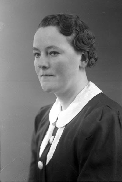 Porträtt av en dam. Ateljefoto.