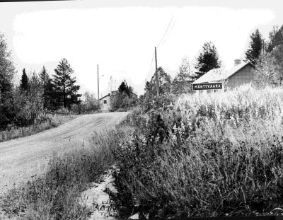 Ortnamnsmärke: Mäntyvaara. Småort; by.  Landsväg, bebyggelse.
