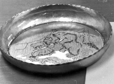 Tenntallrik design Lars Pirak. Tennsmide. Gravyr.