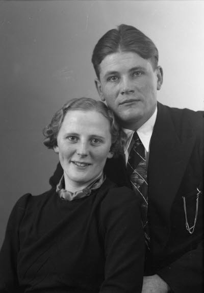 Porträtt av ett par; en dam och en herre. Ateljefoto.