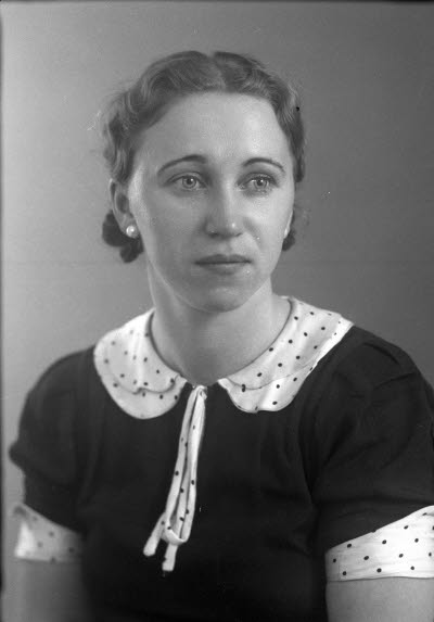 Porträtt av en dam. Ateljefoto.