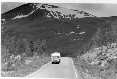 Husvagnsekipage; bil och husvagn. Vägen Västerut, Gällivare.