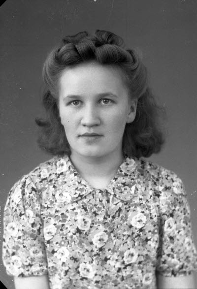 Porträtt av en dam. Ateljefoto.