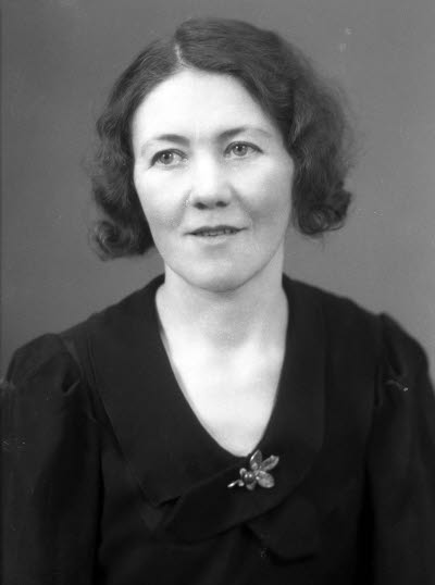 Porträtt av en dam. Ateljefoto.