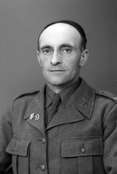 Porträtt av en herre i militäruniform. Ateljefoto.