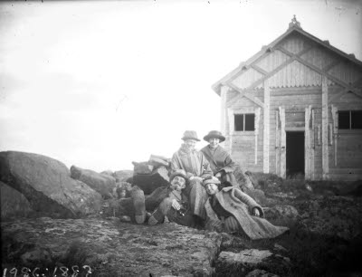 Toppstugan; utflykt; en herre, tre damer. Oidentifierade.