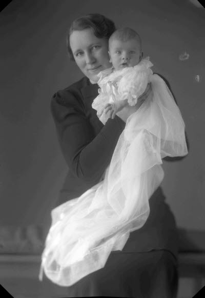 Porträtt av en dam och ett barn; mor och barn. Ateljefoto.