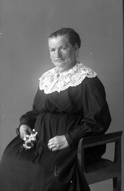 Porträtt av en äldre dam. Ateljefoto.