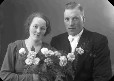 Porträtt av ett brudpar. Ateljefoto.