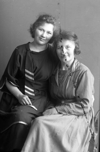 Porträtt av 2 damer. Ateljefoto.