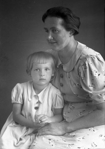 Porträtt av en dam och ett barn; en flicka. Ateljefoto.