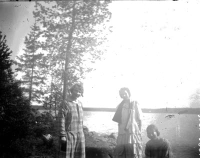 Naturbild: tre damer vid älv eller sjö, ev. Vassaraträsk? Oidentifierade.