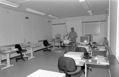 Inredning av nytt datarum för utbildningar.