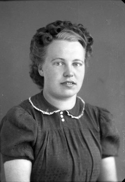 Porträtt av en dam. Ateljefoto.