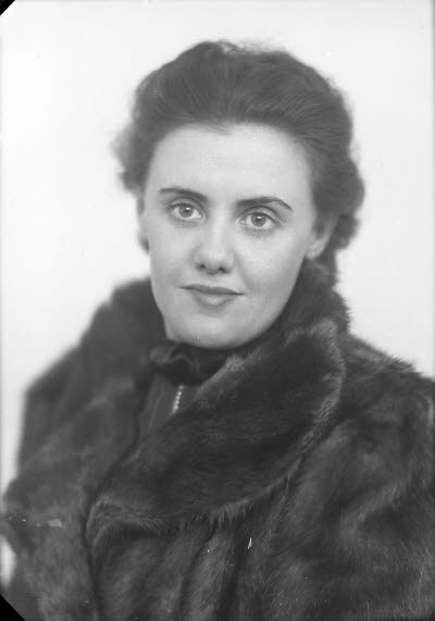 Porträtt av en dam. Ateljefoto.