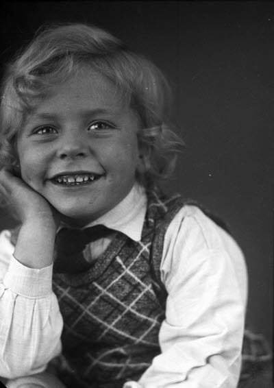 Porträtt av ett barn; en pojke. Ateljefoto.