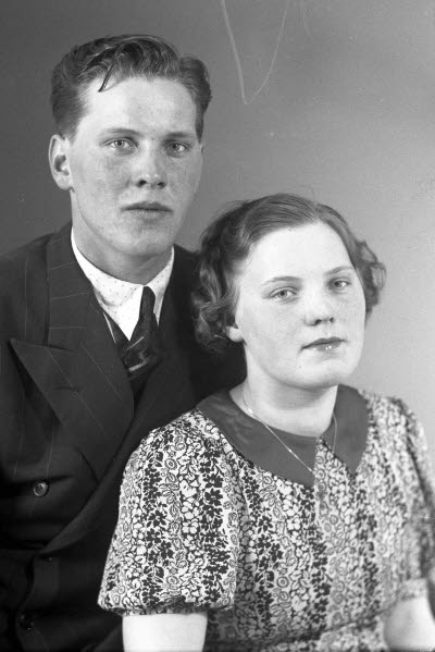 Porträtt av ett par; en herre och en dam. Ateljefoto.