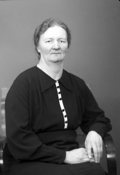 Porträtt av en dam. Ateljefoto.