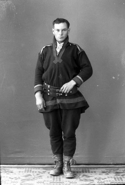 Porträtt av en herre i samedräkt. Ateljefoto.