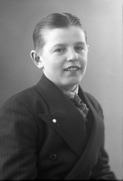 Porträtt av en pojke. Ateljefoto.