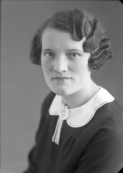 Porträtt av en dam. Ateljefoto.