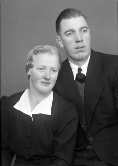 Porträtt av ett par. Bröllopsfoto. Ateljefoto.