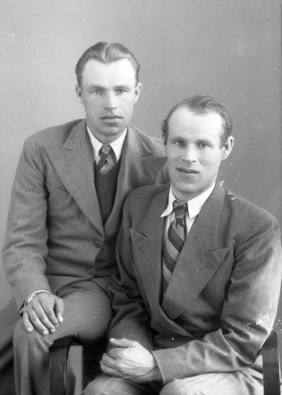 Porträtt av två herrar. Ateljefoto.