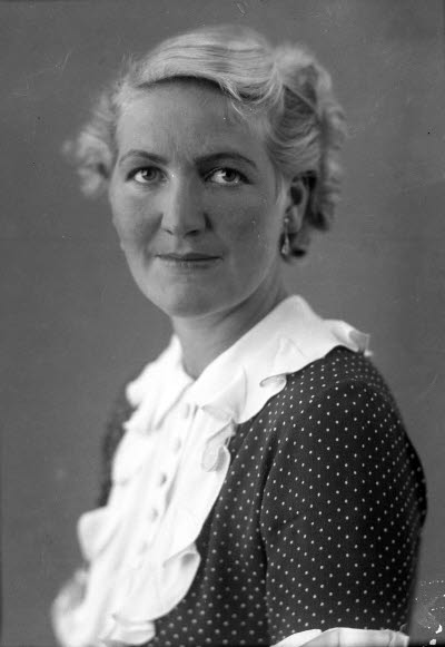 Porträtt av en dam. Ateljefoto.