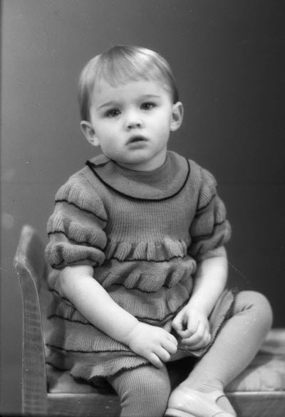 Porträtt av ett barn; en flicka. Ateljefoto.