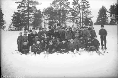 Gruppbild: skolklass. Skidutflykt. Oidentifierade.
