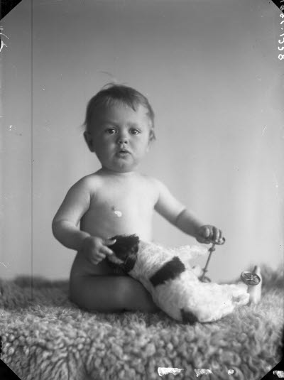 Porträtt av ett barn. Ateljefoto.