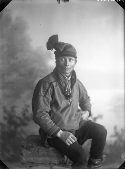 Porträtt av en herre i samedräkt. Ateljefoto.