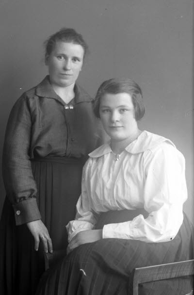 Porträtt av 2 damer. Ateljefoto.