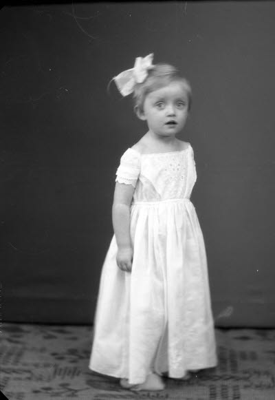 Porträtt av ett barn, en flicka. Ateljefoto.