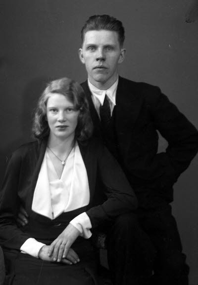 Porträtt av ett par; en herre och en dam. Ateljefoto.