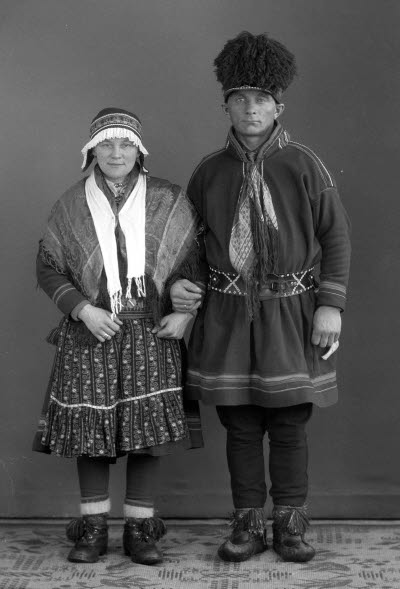 Porträtt av ett par i samedräkter. Ateljefoto.