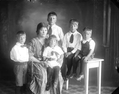 Porträtt av familj, mor, 5 barn. Ateljefoto.