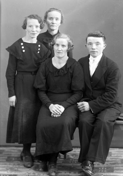 Porträtt av en herre och tre damer. Ateljefoto.