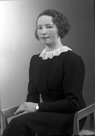 Porträtt av en dam. Ateljefoto.