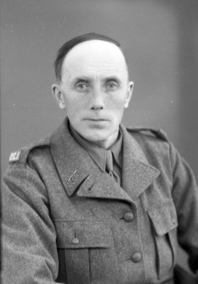 Porträtt av en herre i militäruniform. Ateljefoto.